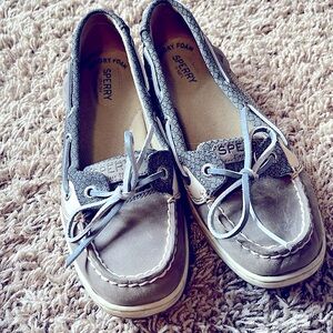 Selling a pair of Speery size 7 shoes